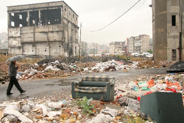 KORUMA ALTINA ALINAN UCUBE İNCELENİYOR...