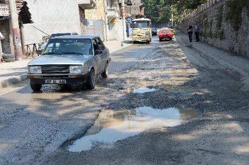 KÖSTEBEK YUVASINA DÖNEN YOLLAR VATANDAŞA İSYAN ETTİRDİ..