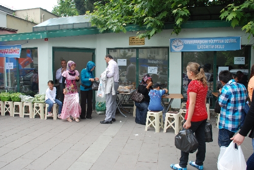 KÖY OKULUNUN İLÇEDE AÇTIĞI KERMES YOĞUN İLGİ GÖRÜYOR..