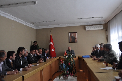 KÖYLERE YAPILACAK YATIRIMLAR MUHTARLARA DEĞERLENDİRİLDİ..