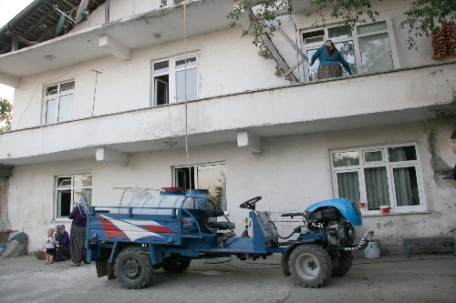 KÖYLÜLER PATPATLA SU TAŞIYOR..