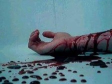 SEVGİLİSİNDEN AYRILDI BİLEKLERİNİ KESTİ...