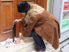 TABLOSUNU YAKARAK PROTESTODA BULUNDU...