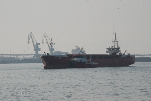 KURU YÜK GEMİSİ LİMANA ALINDI..