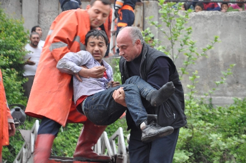 KUYUYA DÜŞEN ÇOCUK SON ANDA KURTARILDI..