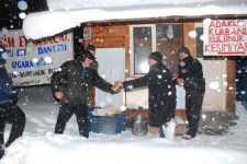 YOLDA KALAN ŞOFÖRLERE ÇORBA İKRAM ETTİ...