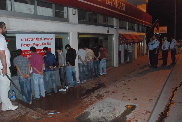 Maaşlarını alamadıkları gerekçesiyle yüklenici firma yetkilisi ile kavga ettiler