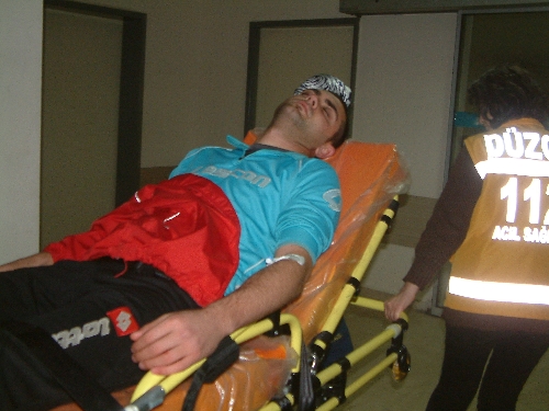 MAÇTA KAVGA: 1 FUTBOLCU YARALANDI..