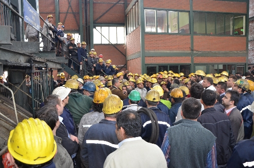 MADEN İŞÇİLERİ KENDİLERİNİ OCAĞA KAPATARAK EYLEM YAPTI..