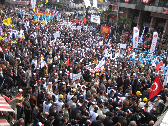 Maden işçilerinin katılımı 1 Mayıs etkinliğine renk kattı