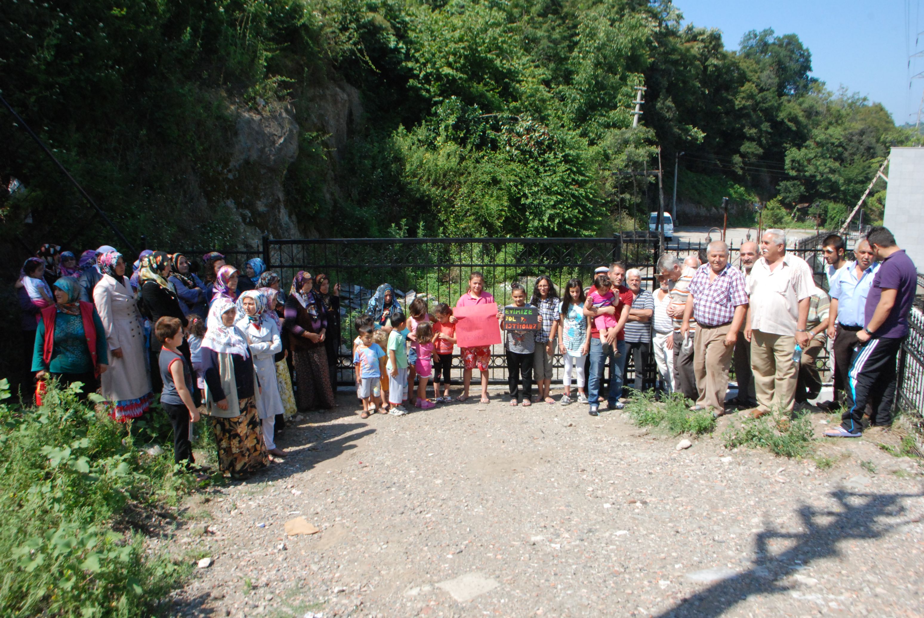 MAĞARA İÇİNDEN EVLERİNE GİDEN VATANDAŞLAR ÇÖZÜM BEKLİYOR..