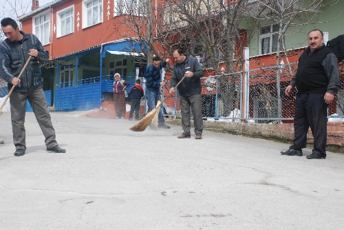 MAHALLE HALKI, MAHALLESİNİ SÜPÜRGEYLE TEMİZLİYOR..