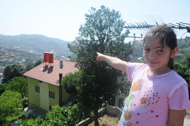 Mahalle sakinleri, evin çatısına baz isyasyonu kurulmasına tepki gösterdi