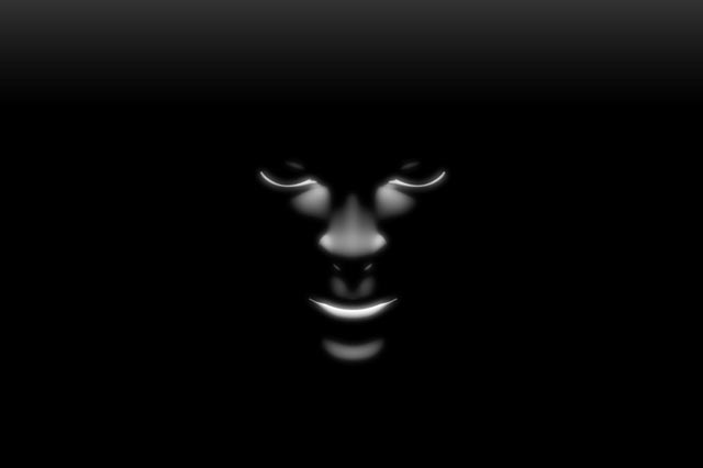 MASKELİ KİŞİ BİR KADINI BOĞAZINDAN JİLETLE KESTİ...