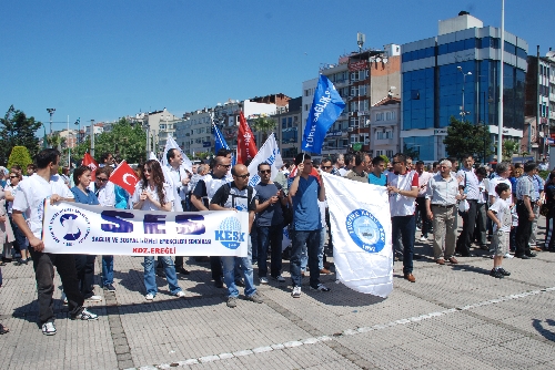 MEMURLARDAN DAVUL-KLARNET EŞLİĞİNDE İŞ BIRAKMA EYLEMİ..