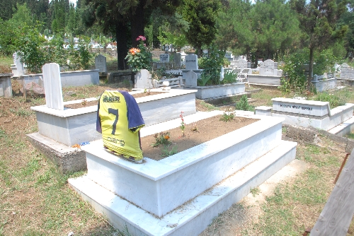 MEZARLARINI TARAFTARI OLDUKLARI TAKIM FORMALARI SÜSLÜYOR..