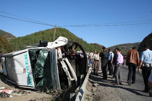 MİNİBÜS DEVRİLDİ. ÇOK SAYIDA YARALI VAR...