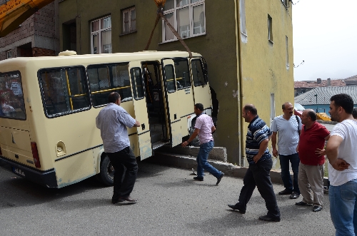 MİNİBÜS EVLENECEK ÇİFTLERİN KİRALADIĞI DAİREYE GİRDİ..