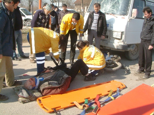 MİNİBÜSLE ÇARPIŞAN MOTOSİKLETİN SÜRÜCÜSÜ YARALANDI..