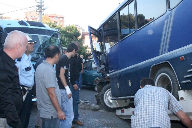 MİNİBÜSLER ÇARPIŞTI: 4 YARLI...