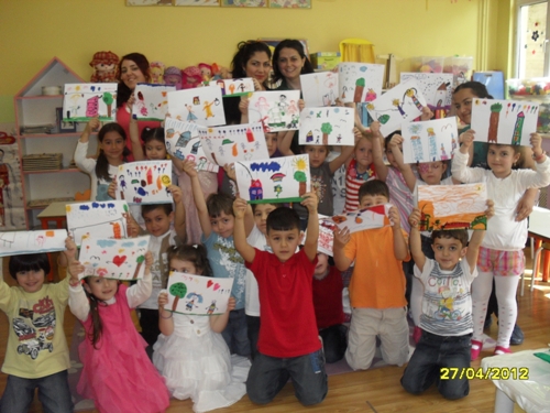 MİNİK KARDEŞLERİYLE BOYA YAPTILAR BERABER OYNADILAR..