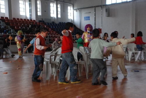 MİNİK ÖĞRENCİLER YARIŞMALARDA DOYASIYA EĞLENDİ..