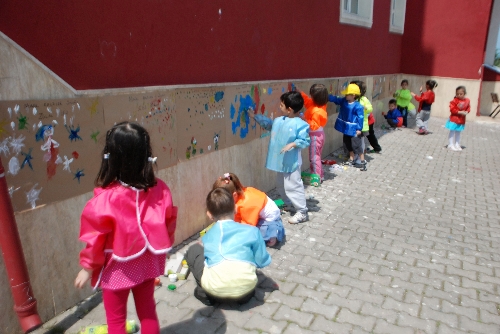 MİNİKLER AÇIK HAVADA RESİM YAPTI..