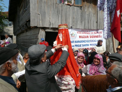 GELENEKLER KÖY DÜĞÜNÜNDE YAŞATILIYOR..