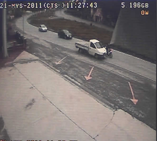 Motosiklet kamyonete çarptı 1 yaralı