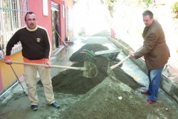 Müdür ve Yardımcısı Parke Taşı Döşüyor