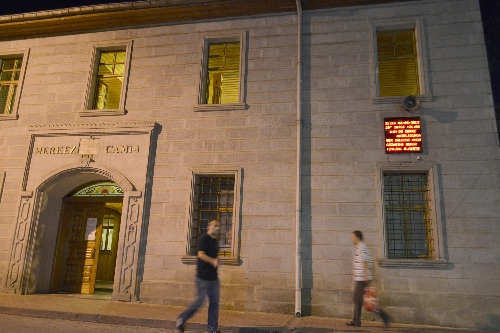 NAMAZ VE İFTAR VAKTİNİ GÖSTEREN IŞIKLI TABELA..