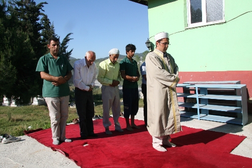 NAMAZLARINI 1 YILDIR AVLUDA KILIYORLAR..