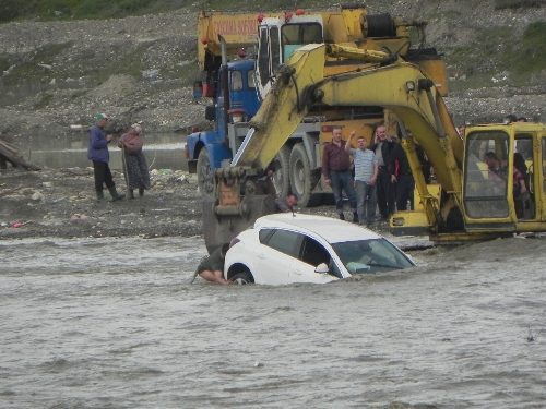 NEHRE DÜŞEN OTOMOBİLİN KURTARILMASI GÖRÜNTÜLENDİ..