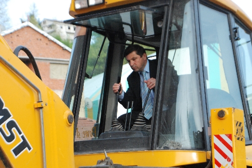 O HEM BELEDİYE BAŞKANI HEM KEPÇE OPERATÖRÜ..