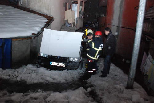 OĞLUNA KIZDI ARABASINI YAKTI..