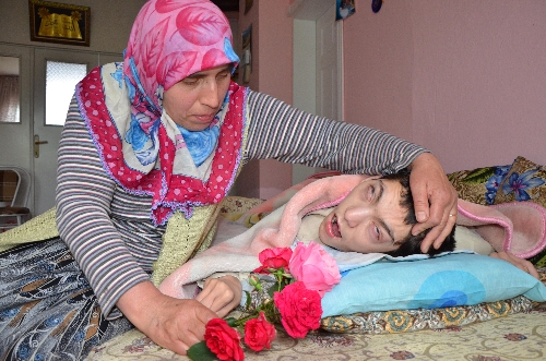 OĞLUNUN YERİNE GÜL TOPLADI..