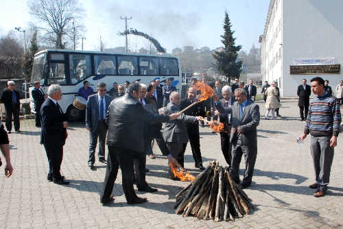 ÖĞRENCİLER ATEŞİN ÜZERİNDEN ATLADI, HALAY ÇEKTİ..