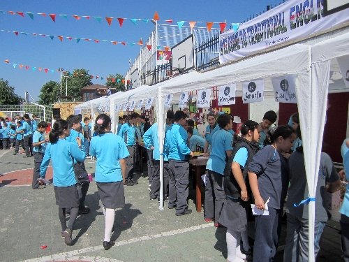 ÖĞRENCİLER İNGİLİZCE FUARINA YOĞUN İLGİ GÖSTERDİ..