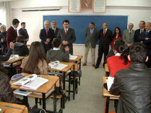 ÖĞRENCİLER, VALİDEN KALDIRIM VE SPOR SALONU İSTEDİ..