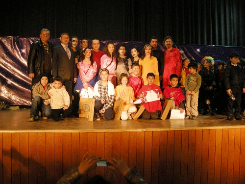 ÖĞRENCİLERDEN TİYATROYA BÜYÜK İLGİ..