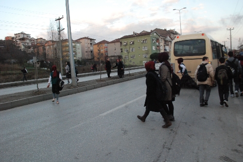 ÖĞRENCİLERİN YOL GÜVENLİĞİ ÜST GEÇİTLERLE SAĞLANACAK..