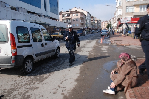 OKULDAN KIZINI ALMAYA GİDERKEN ARAÇ ÇARPTI..