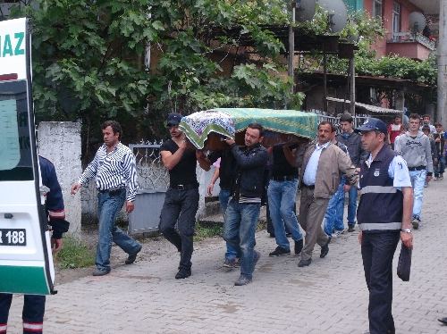 ÖLDÜRÜLEN KIZ ÖĞRENCİNİN CENAZESİ TOPRAĞA VERİLDİ..