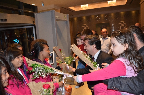 OLİMPİYAT ÇOCUKLARI ZONGULDAKTA ÇİÇEKLERLE KARŞILANDI..