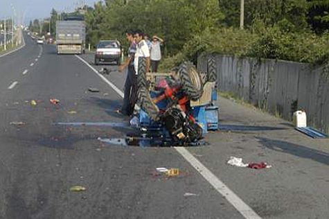 PAT-PAT DEVRİLDİ: 1İ AĞIR, 4 YARALI..