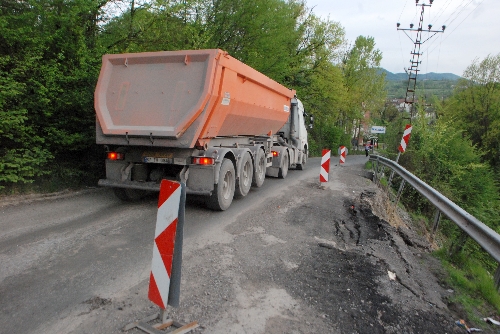 ORMANLIDA ÇÖKEN YOL NEDENİ İLE KÖPRÜ TRAFİĞE KAPATILDI..