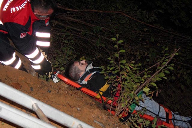 OTOMOBİL DEREYE UÇTU, AĞIR YARALI VAR...