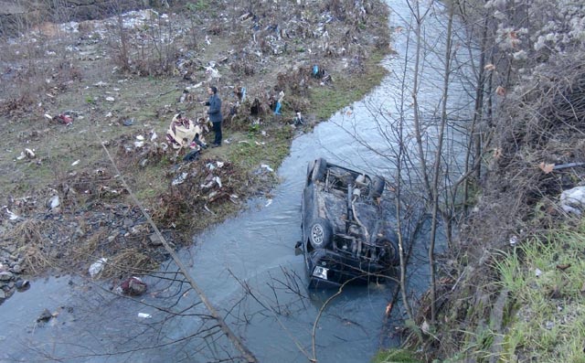OTOMOBİL DEREYE UÇTU...