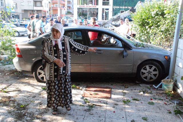 Otomobil evin bahçesine girdi