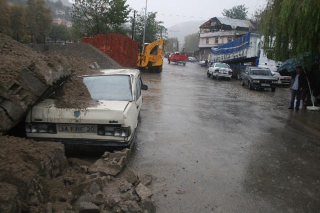 OTOMOBİL KAĞIT GİBİ EZİLDİ...